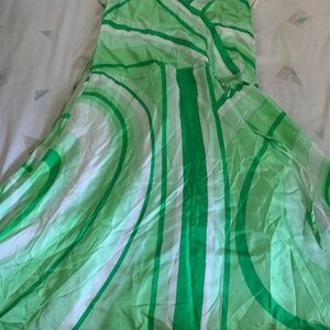 New Banana Republic halter dress. Green, and white color. Sexy and cocktail